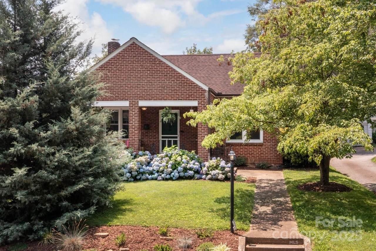 9 Colonial Place - Photo 1