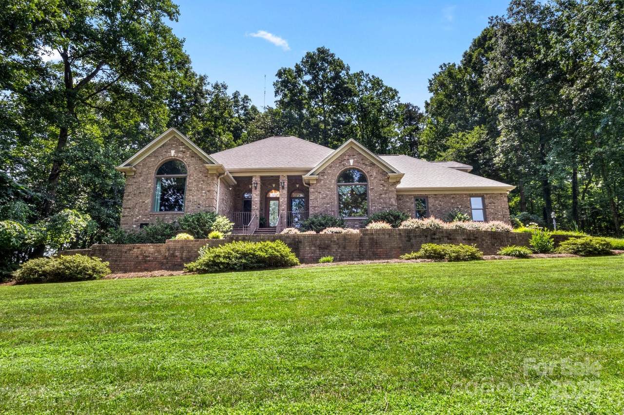 107 Creekwood Drive - Photo 1