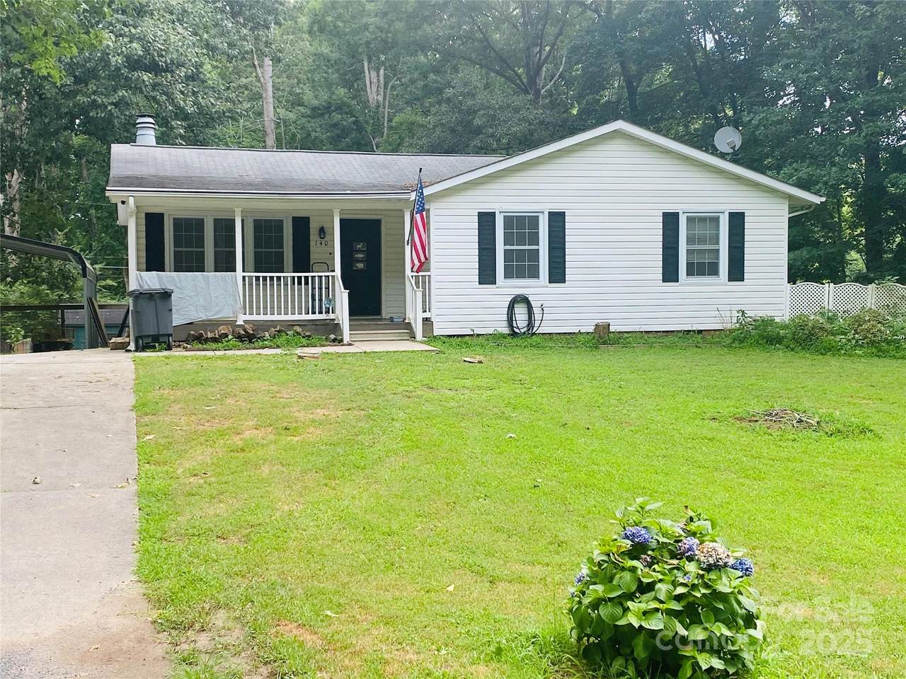 140 Hillside Drive - Photo 1