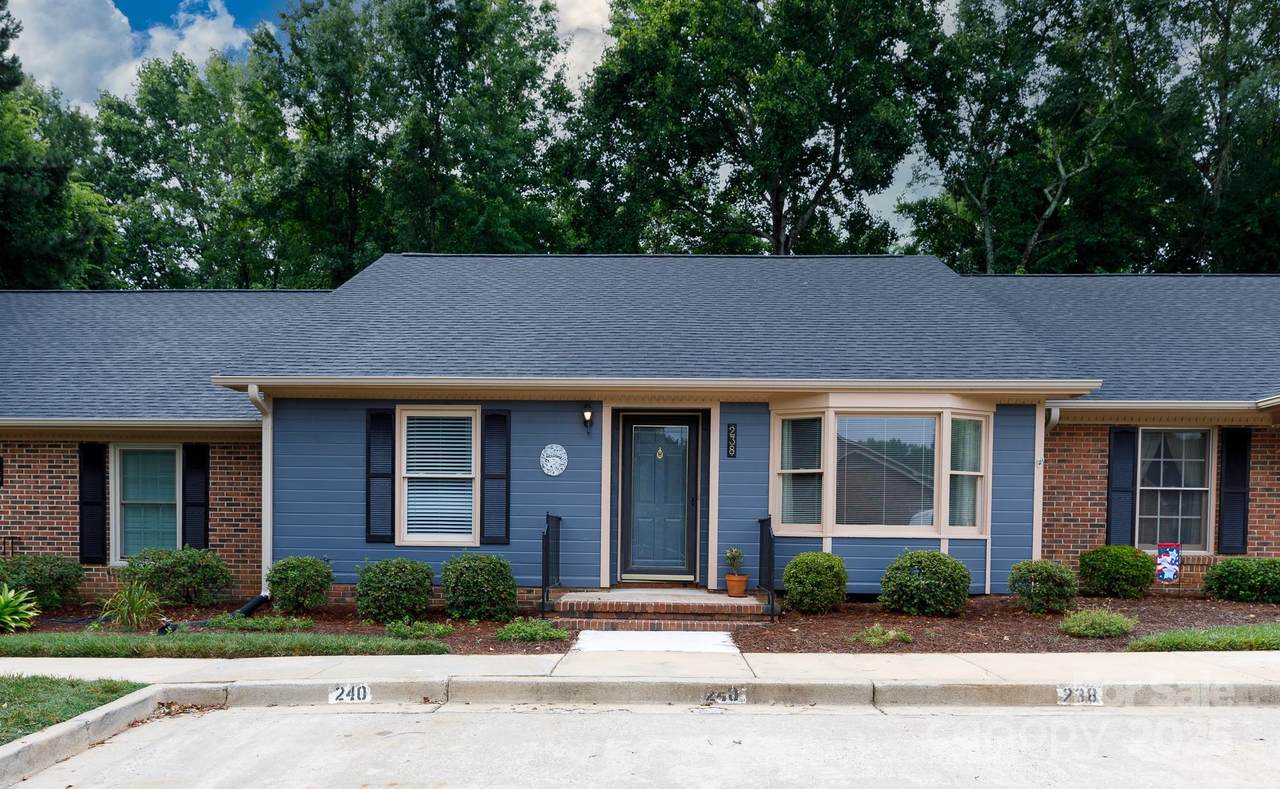 238 Pointe Circle - Photo 1