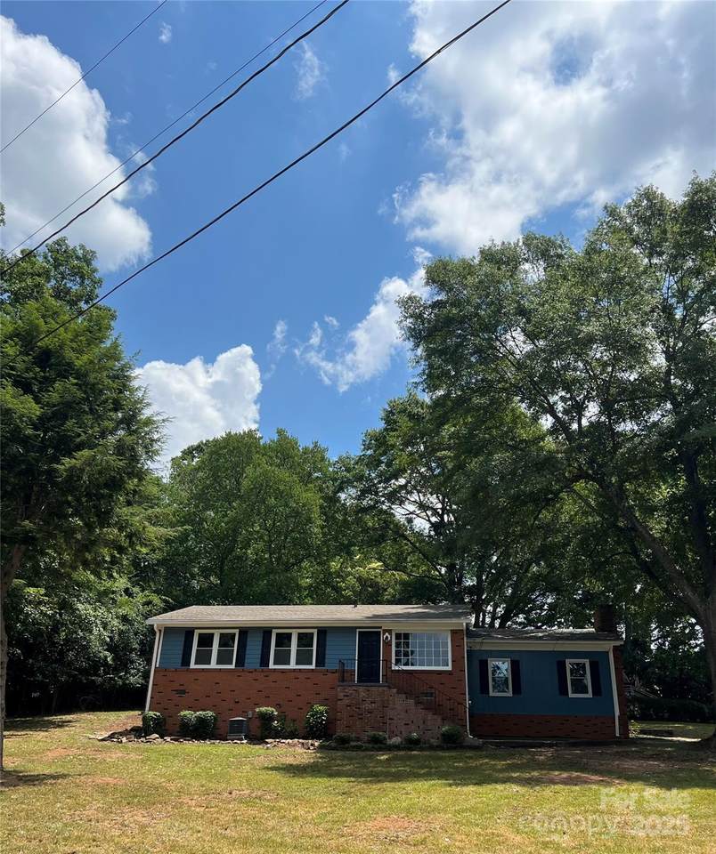 1320 Kings Circle - Photo 1