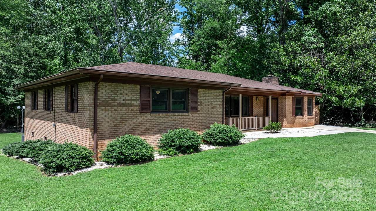 3195 Meadowbrook Street - Photo 1