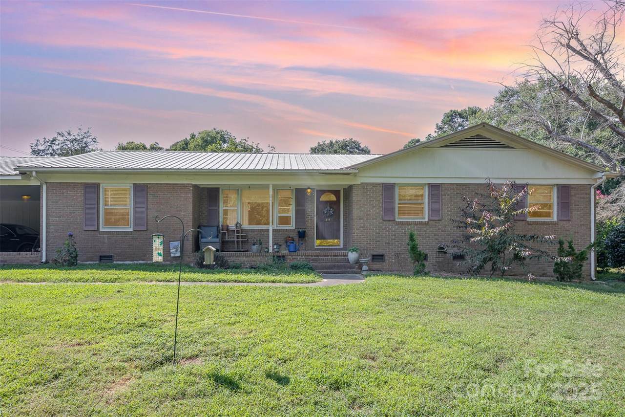 311 Rollingwood Drive - Photo 1