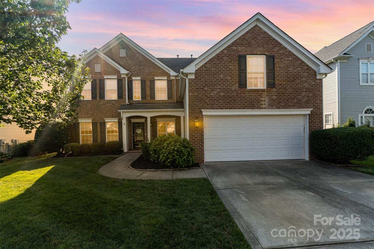 1593 Dartmoor Avenue - Photo 1