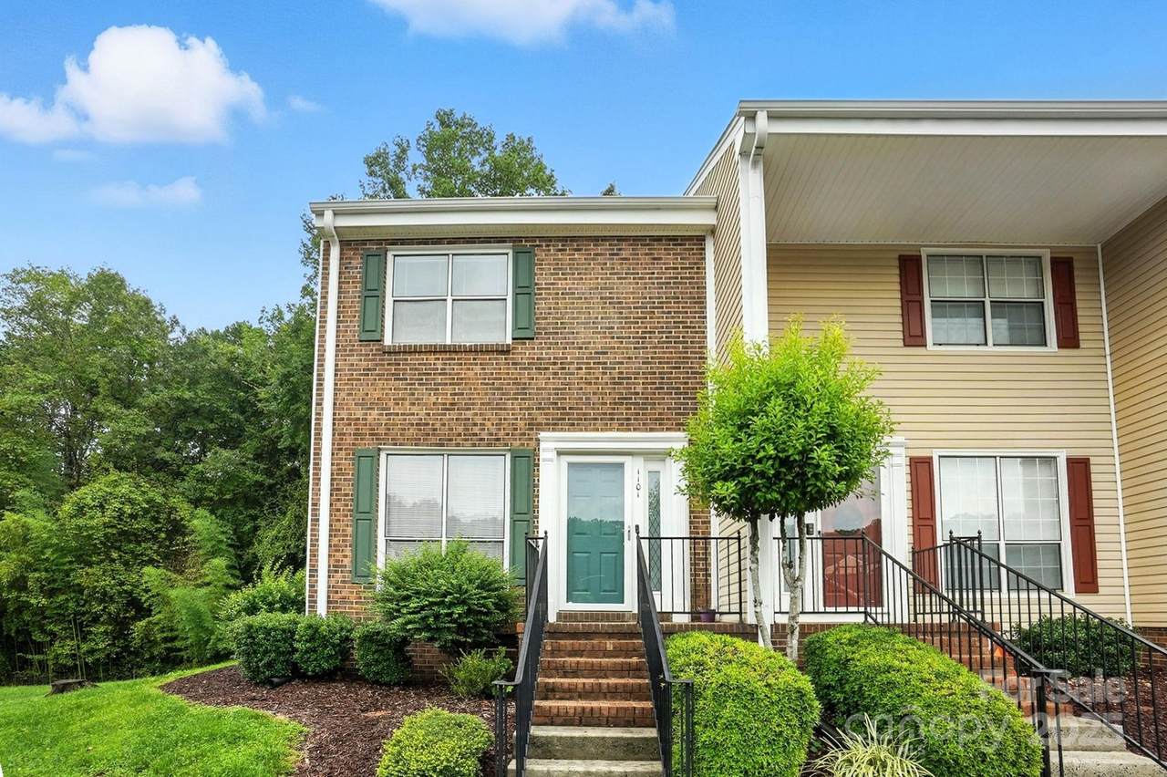 1101 Surry Lane - Photo 1