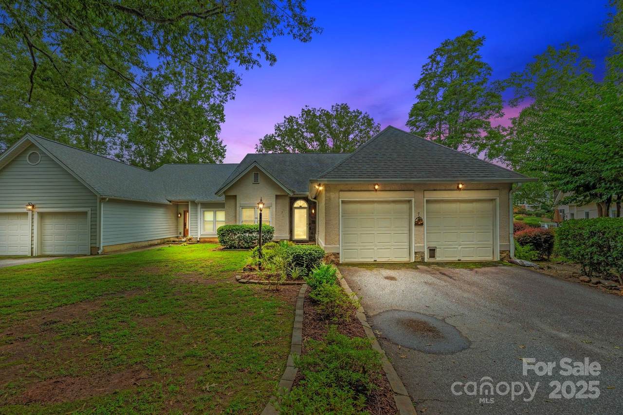 7 15th Vantage Street - Photo 1