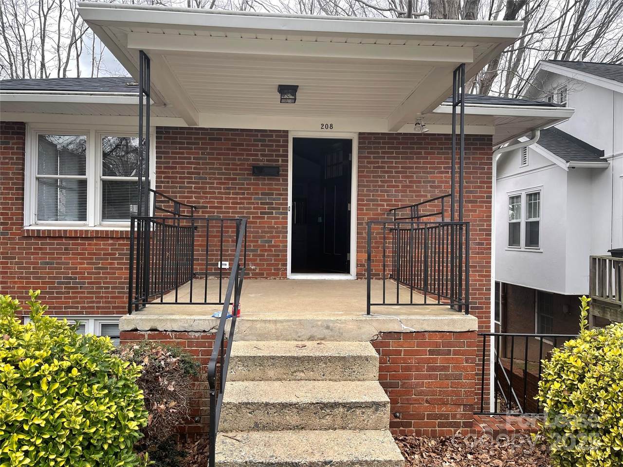 208 Sunset Drive - Photo 1