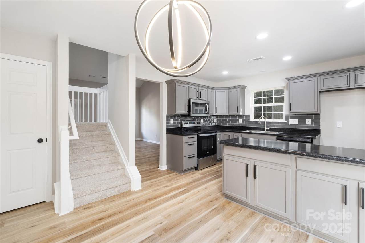 136 Mangum Circle - Photo 1