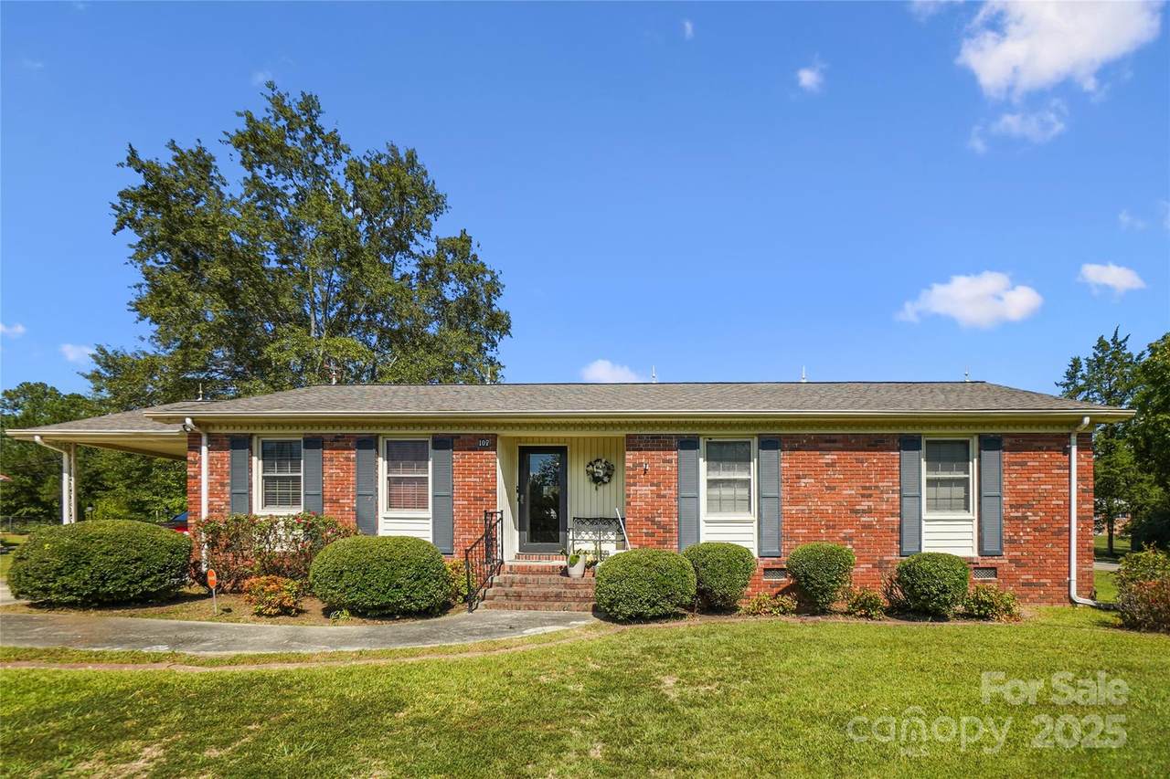 107 Colonial Drive - Photo 1