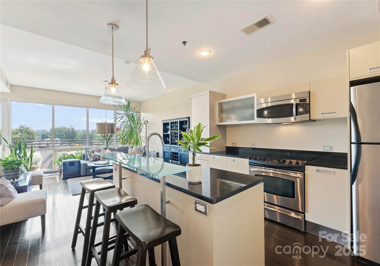 1133 Metropolitan Avenue - Photo 1