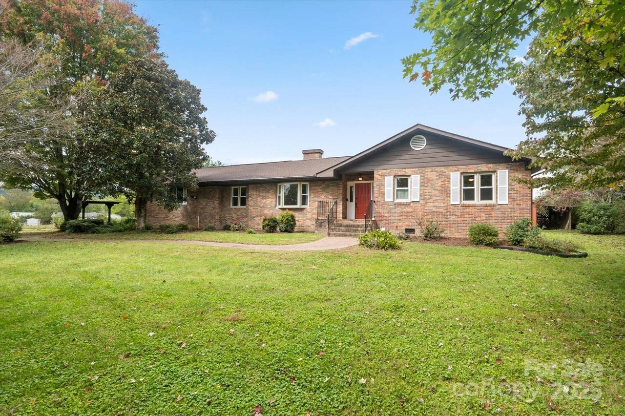 196 Broadview Circle - Photo 1