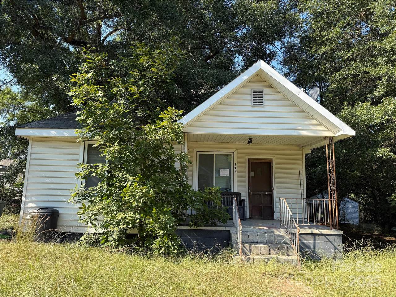 1904 Hemlock Avenue - Photo 1