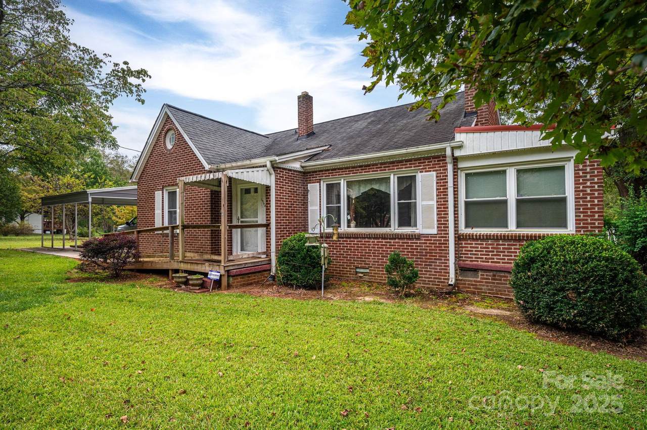 1544 Kings Road - Photo 1