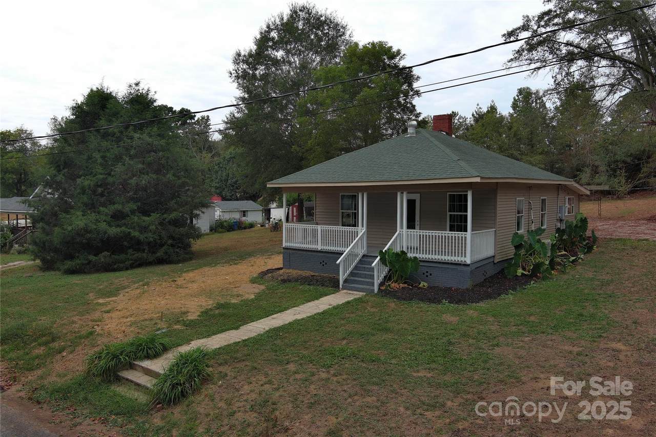 217 Circle Drive - Photo 1