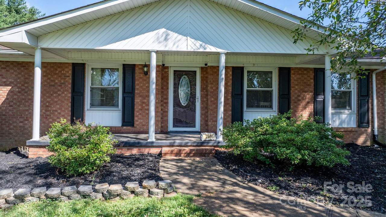 2596 Sweetbriar Circle - Photo 1