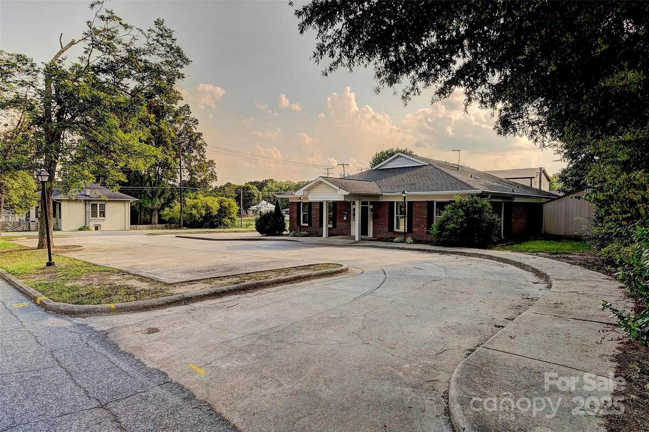 112 Oak Street - Photo 1