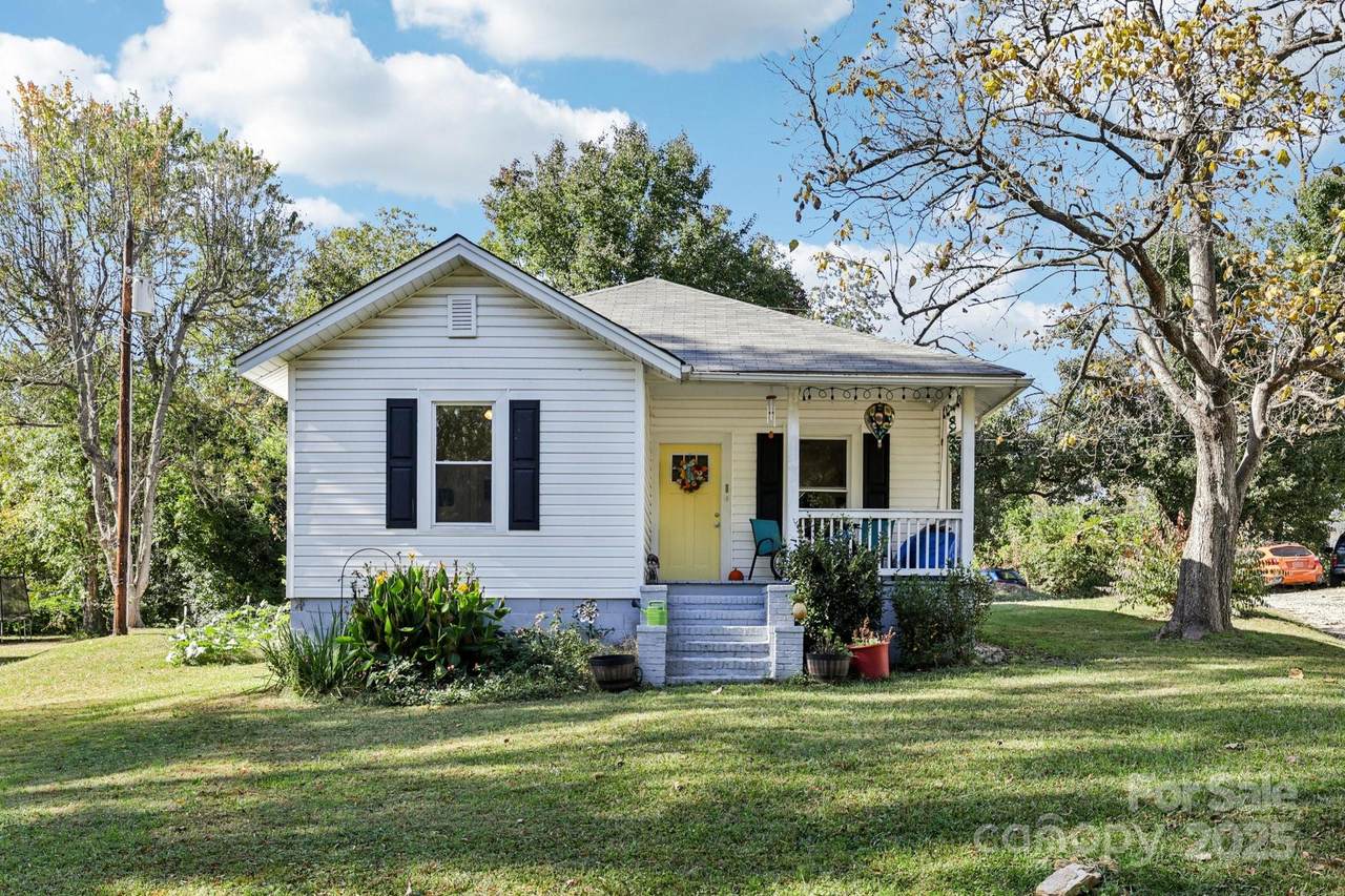 1053 West Circle - Photo 1