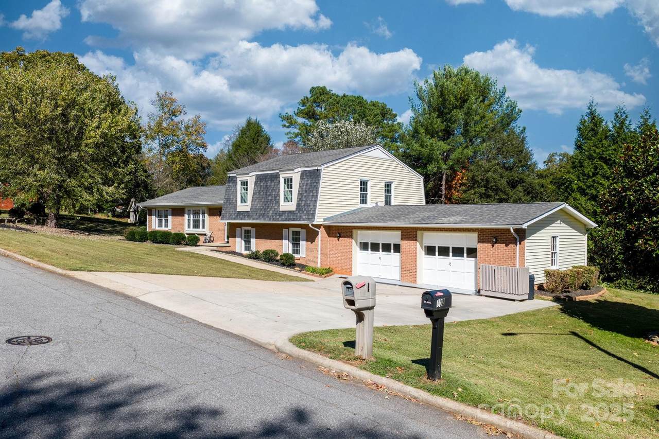 102 Castlegate Drive - Photo 1