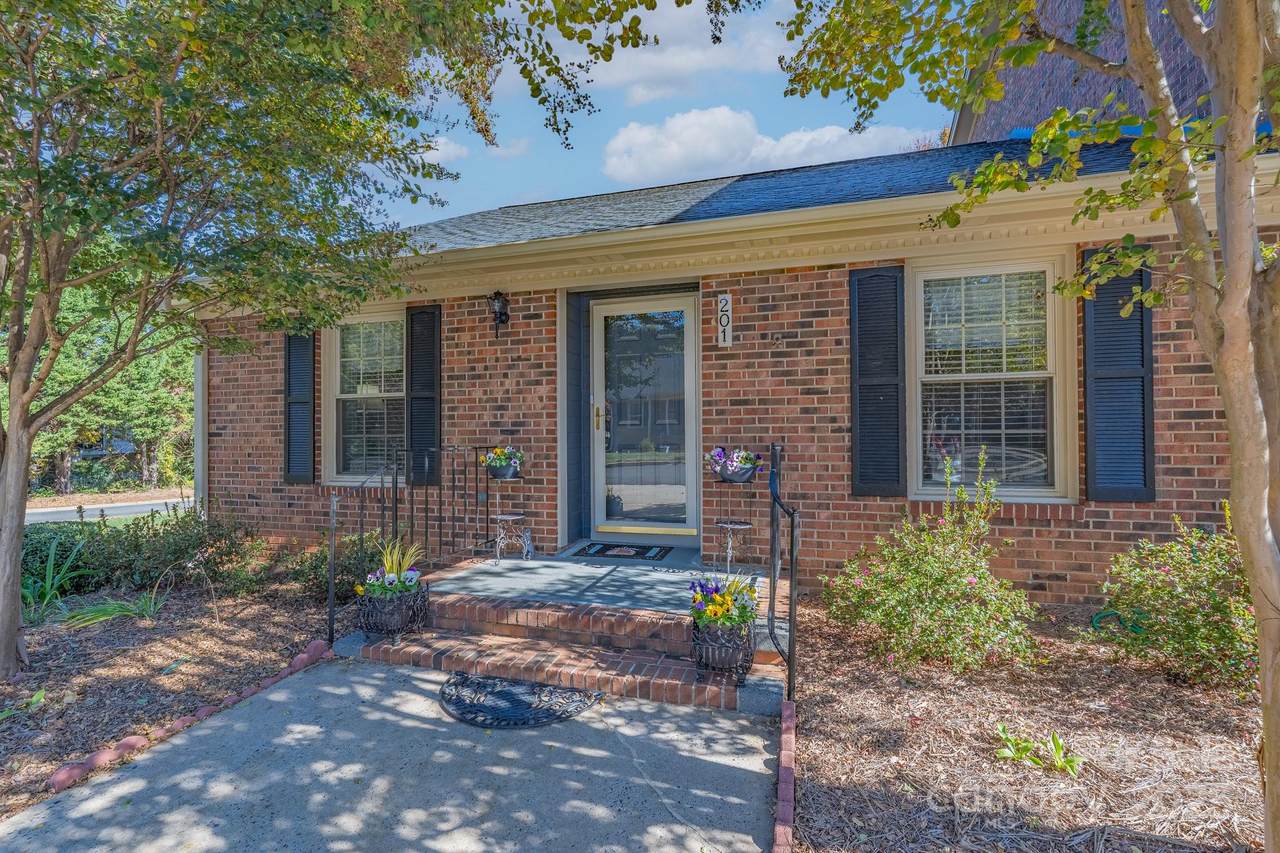 201 Pointe Circle - Photo 1