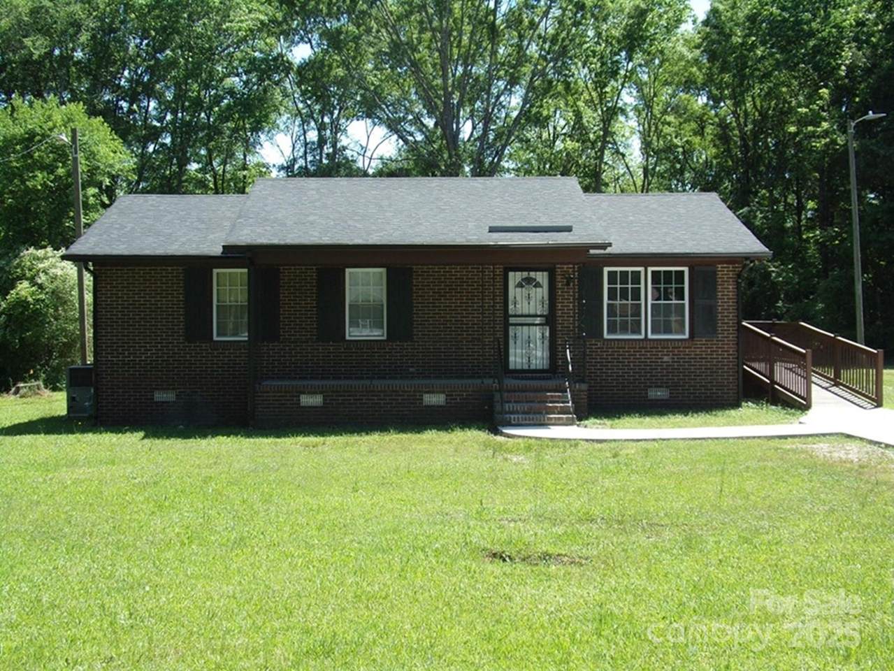 556 Roundtree Circle - Photo 1