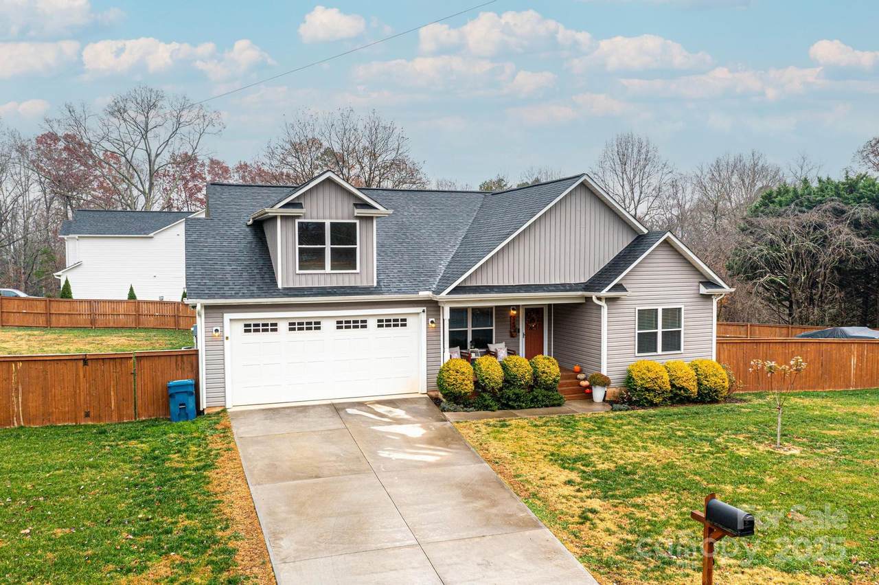 340 Woodlawn Drive - Photo 1