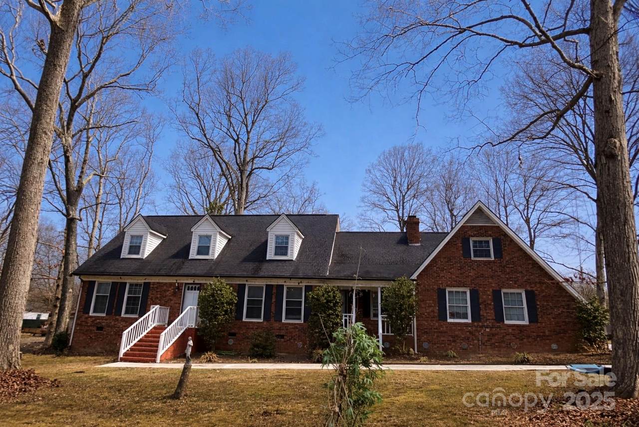 709 Woodside Drive - Photo 1