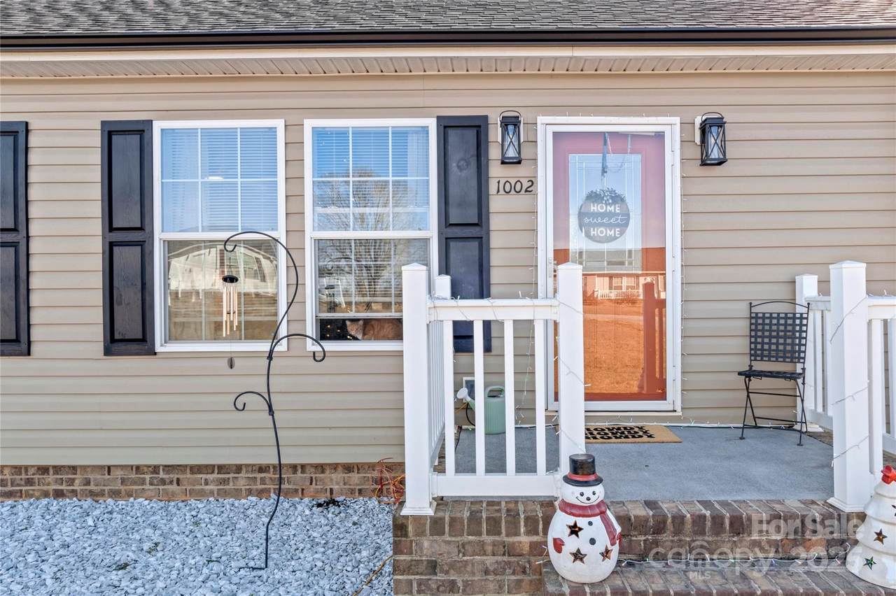 1002 Crestline Drive - Photo 1