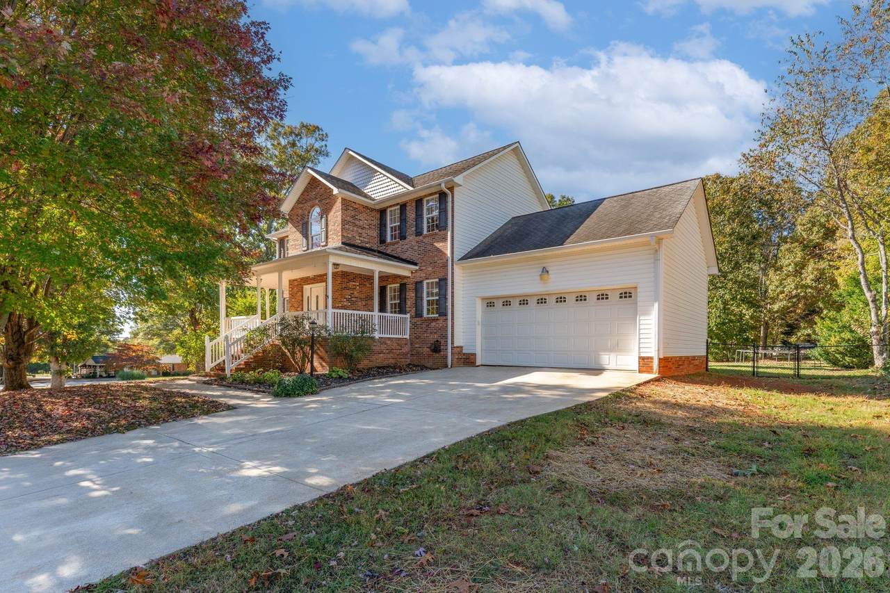 113 Longwood Drive - Photo 1