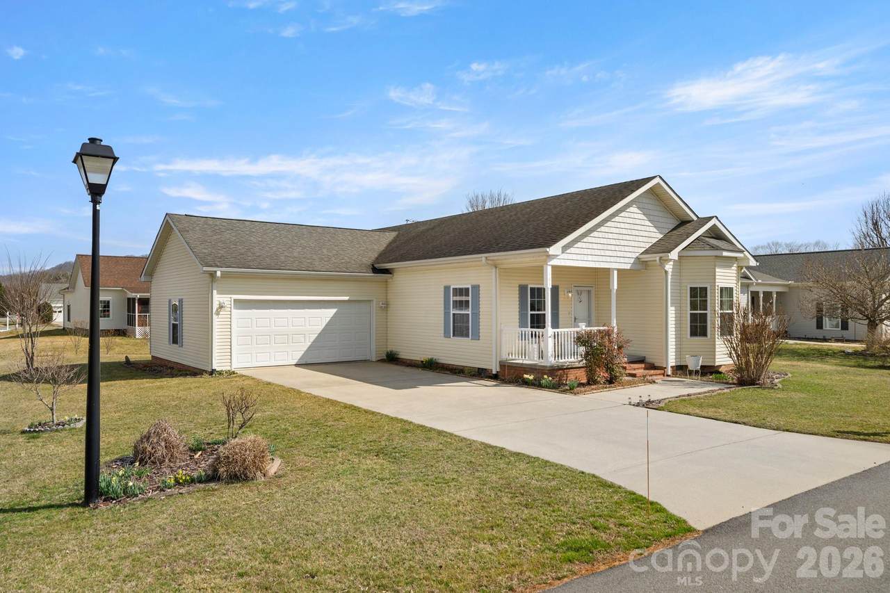 403 Sassafras Drive - Photo 1