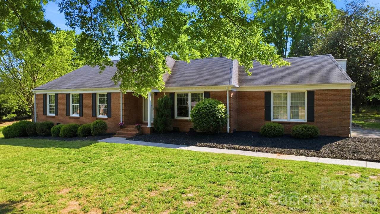 1406 Lakeview Drive - Photo 1