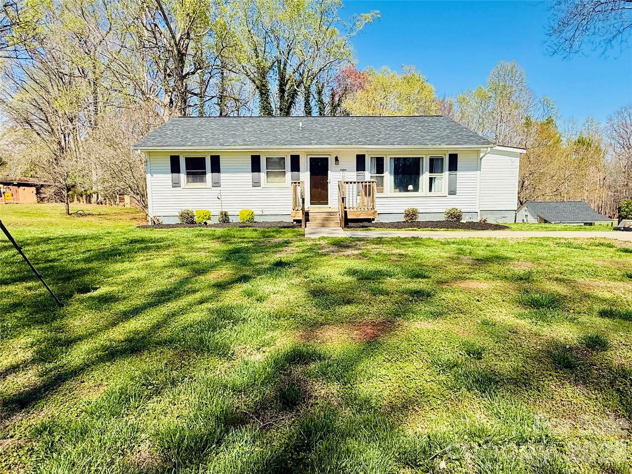 2992 Greenleaf Road - Photo 1