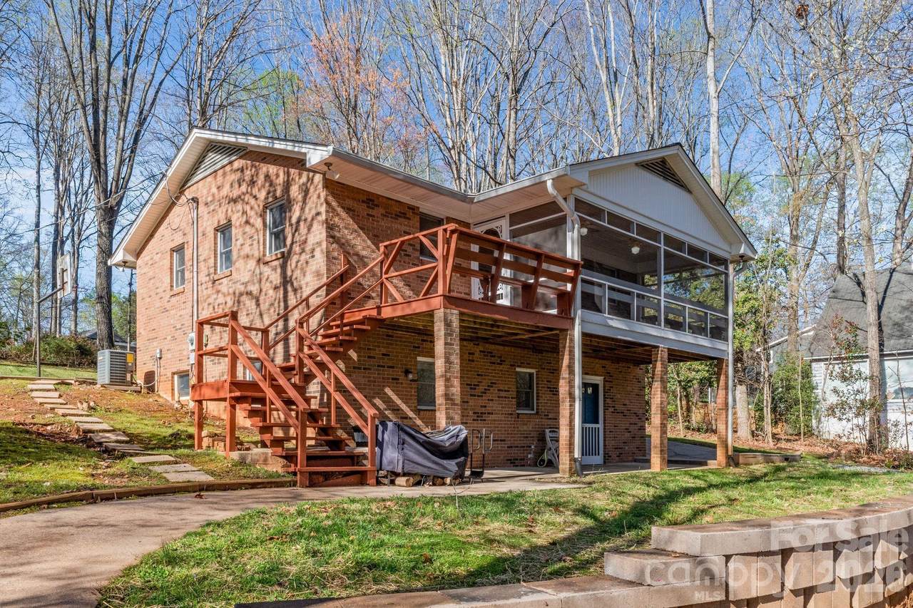 8032 Lakeview Drive - Photo 1