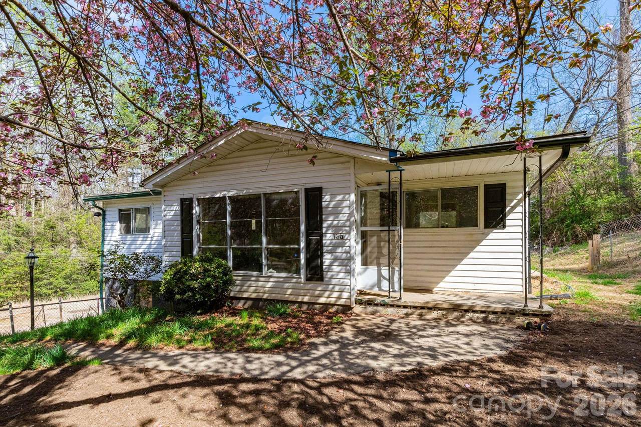 135 Sardis Drive - Photo 1