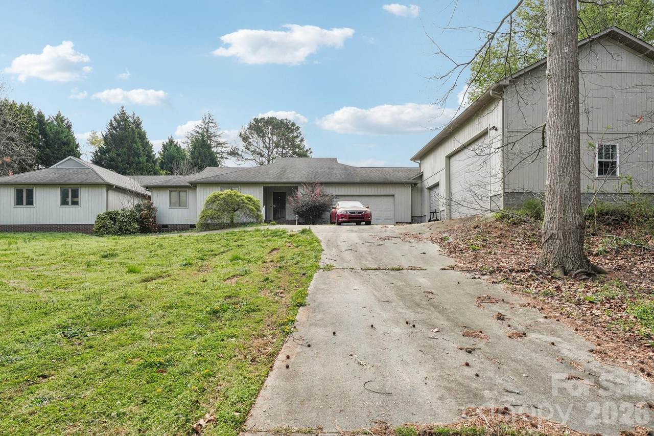 425 Lariat Circle - Photo 1