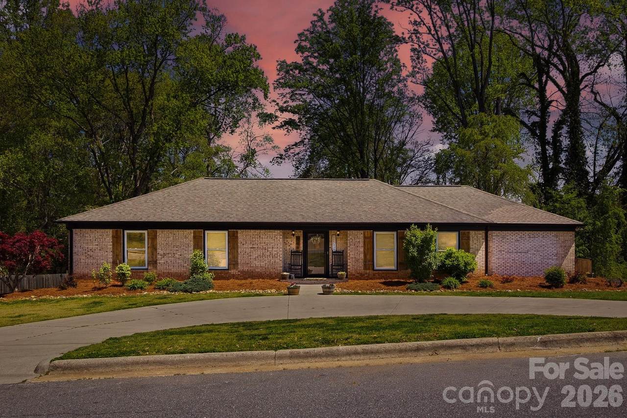 906 Hemlock Drive - Photo 1