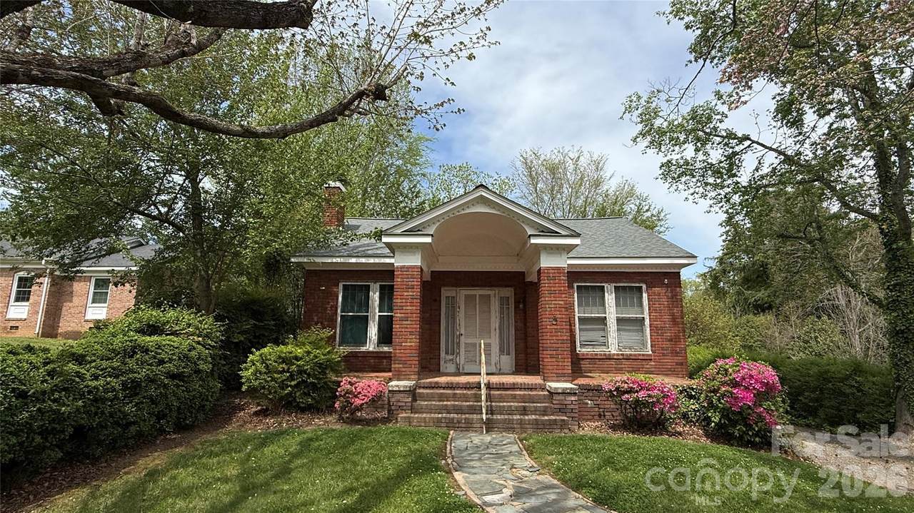 1011 Main Street - Photo 1