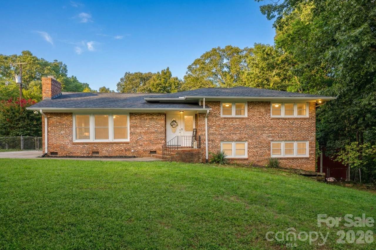 122 Crestwood Drive - Photo 1