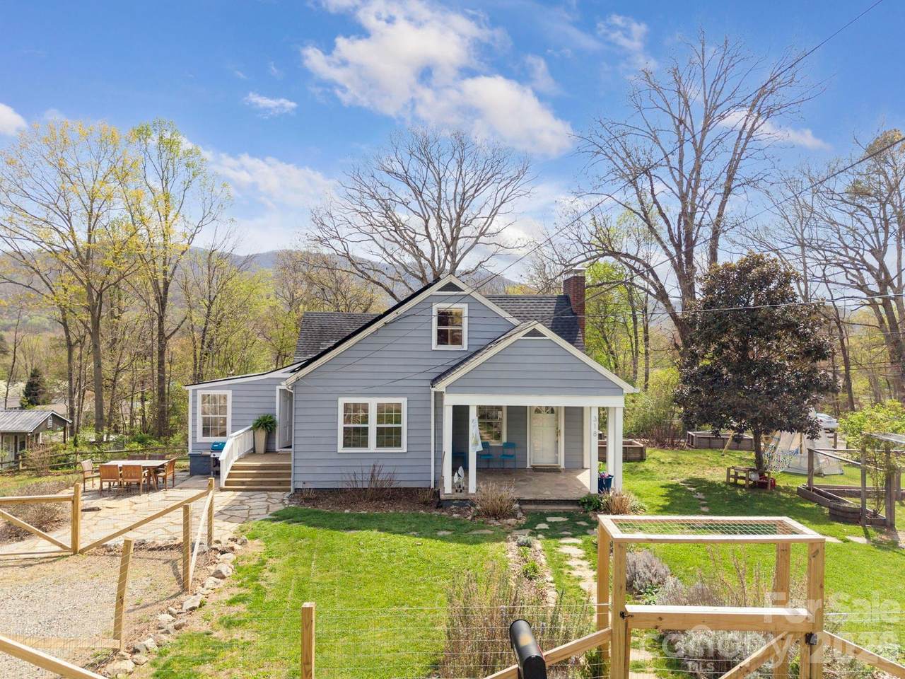 318 Stonewall Avenue - Photo 1