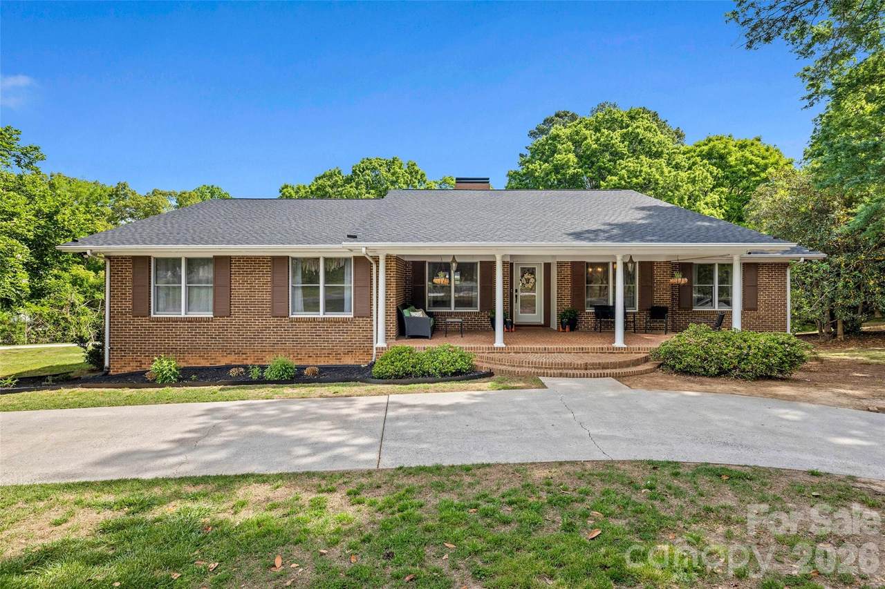 1709 Lakeview Drive - Photo 1