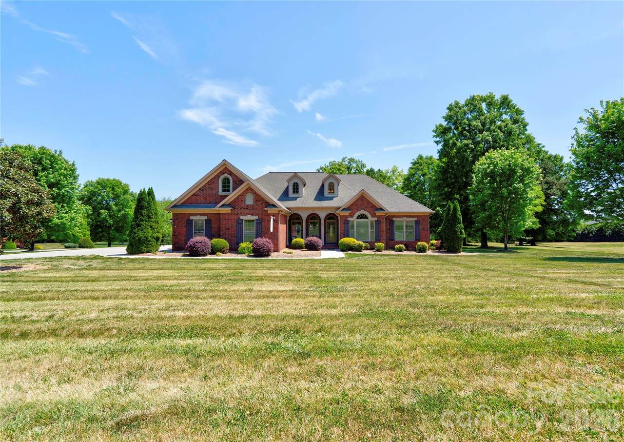 207 Cross Creek Drive - Photo 1