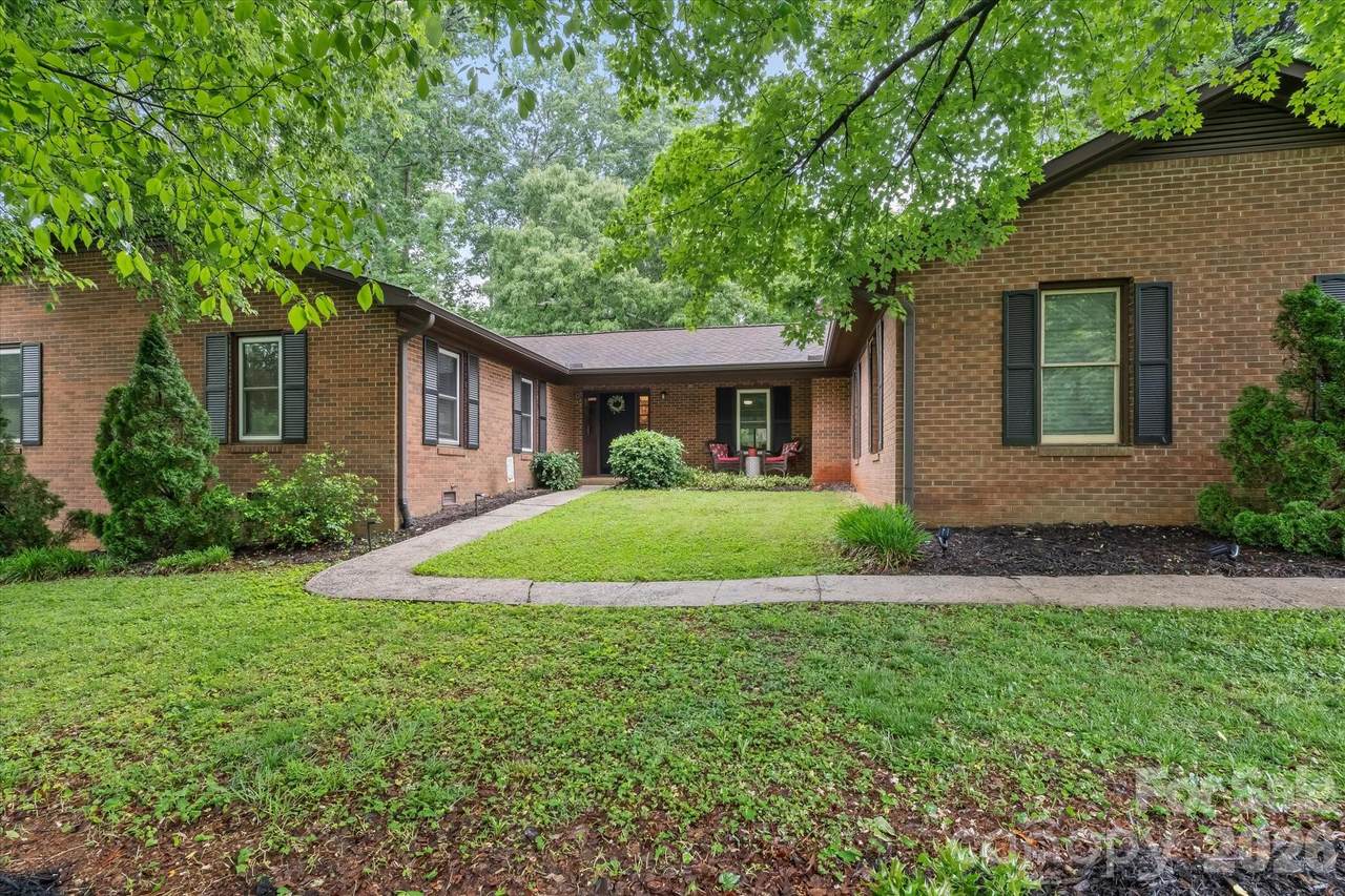 300 Brookmeade Drive - Photo 1