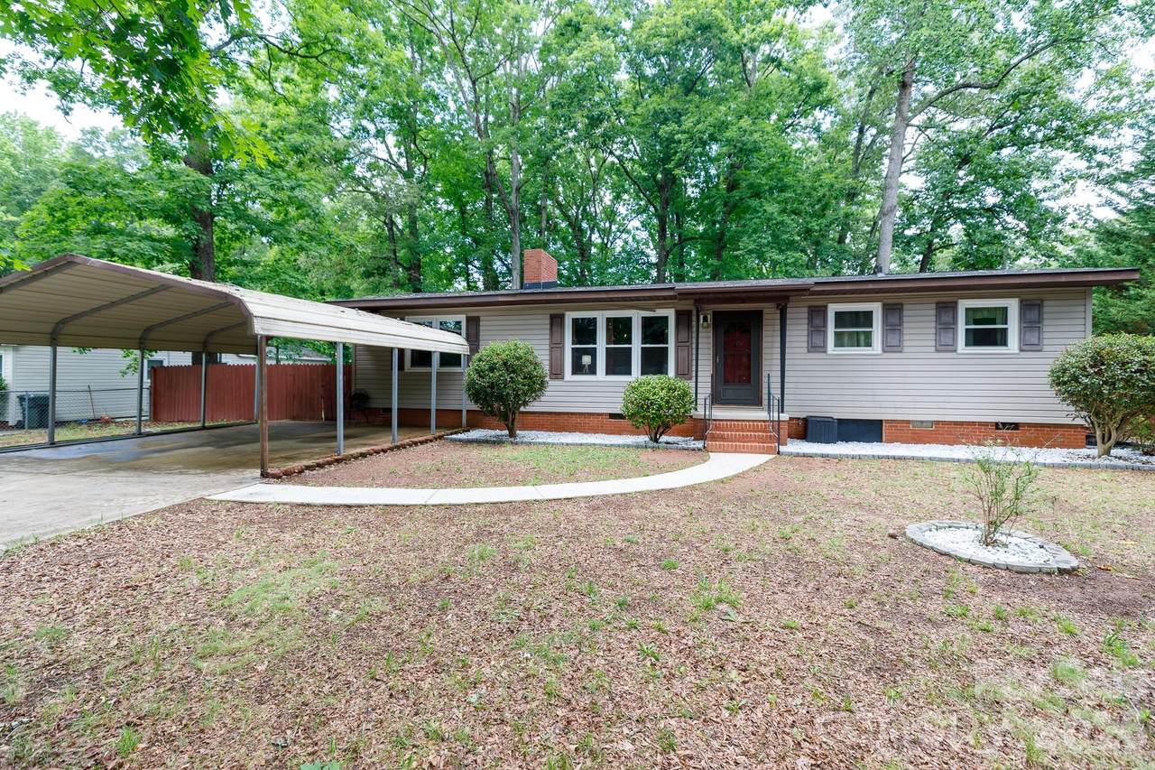 202 Woodlawn Drive - Photo 1