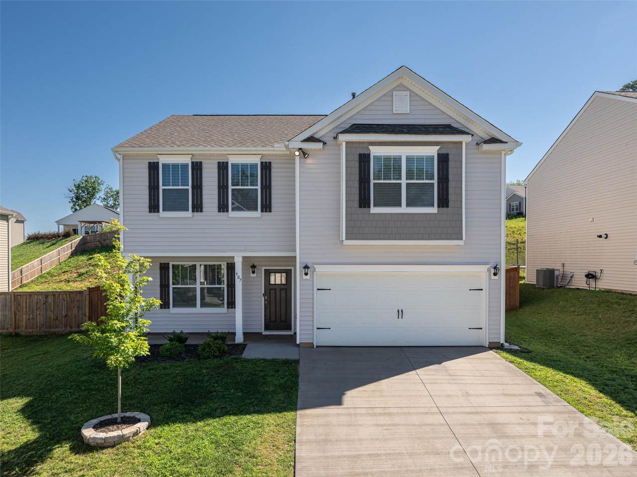 907 Newport Court - Photo 1