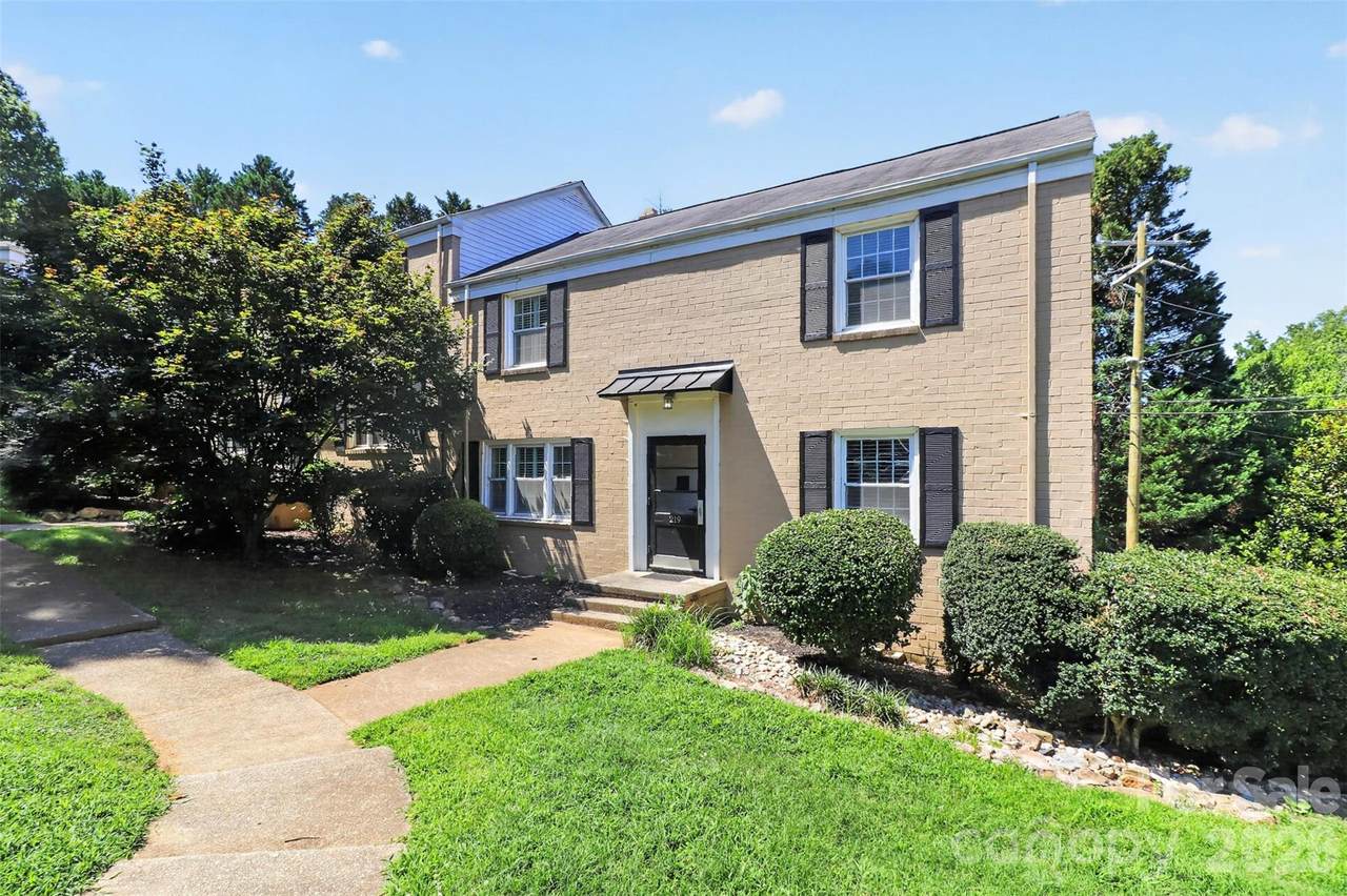 219 Wakefield Drive - Photo 1
