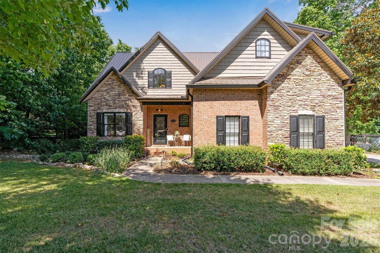 1915 Lynmore Drive - Photo 1