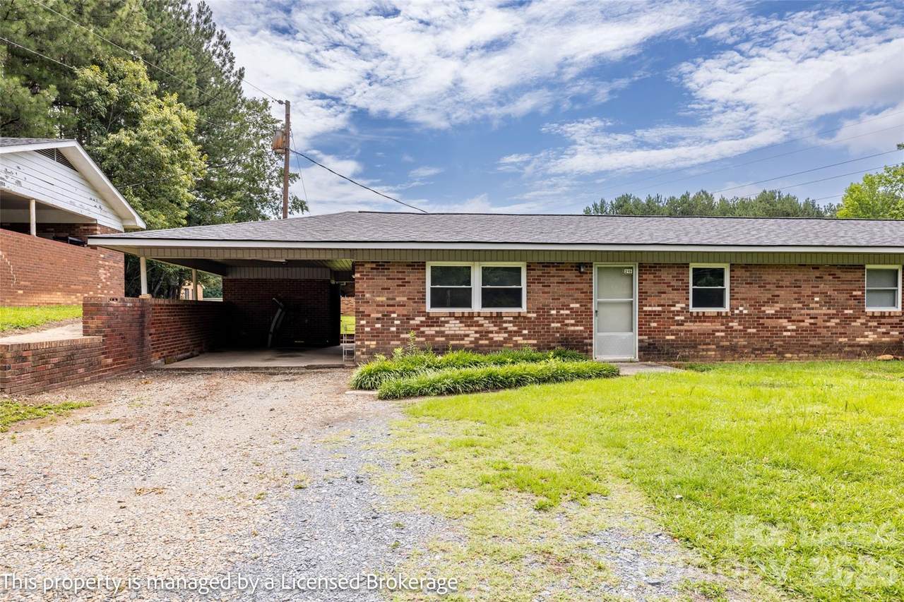 219 Roslyn Drive - Photo 1