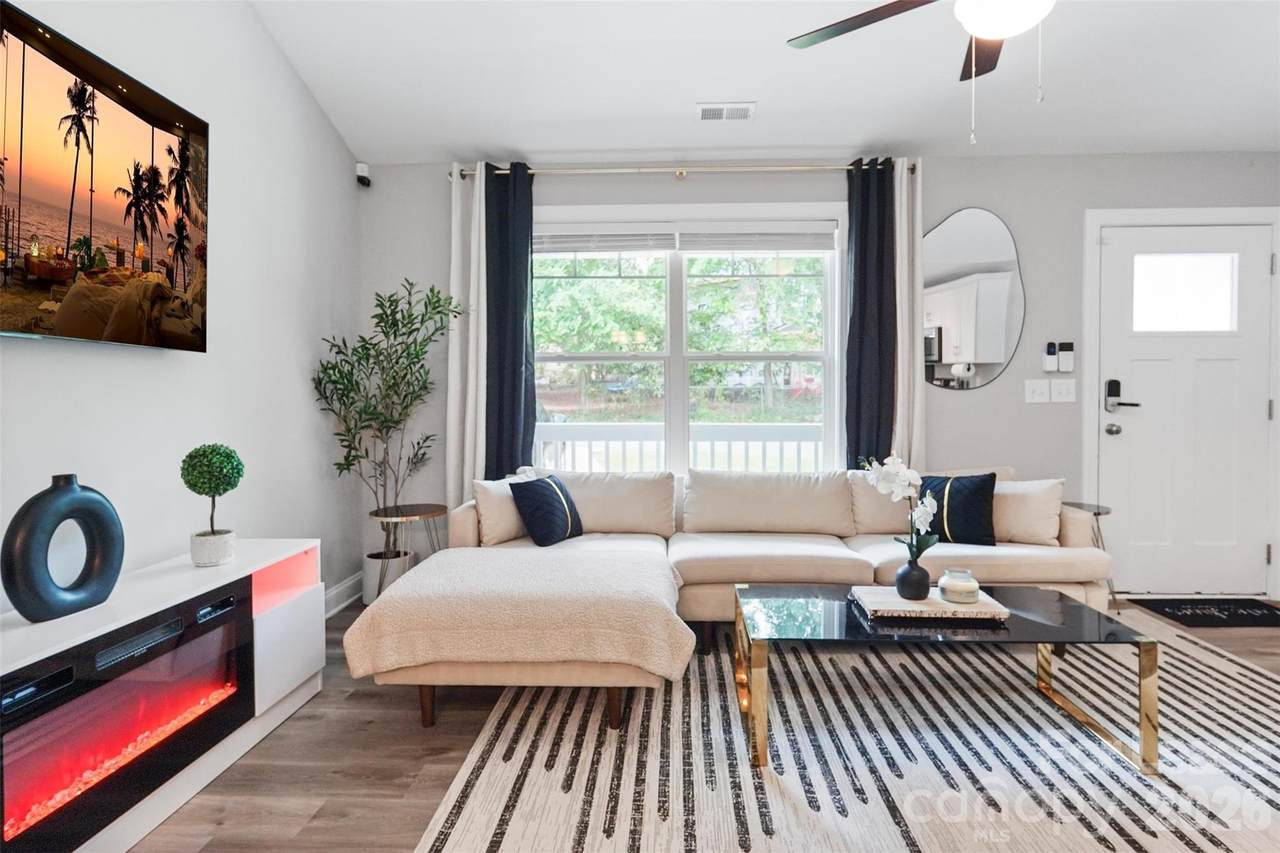 2675 Elmin Street - Photo 1