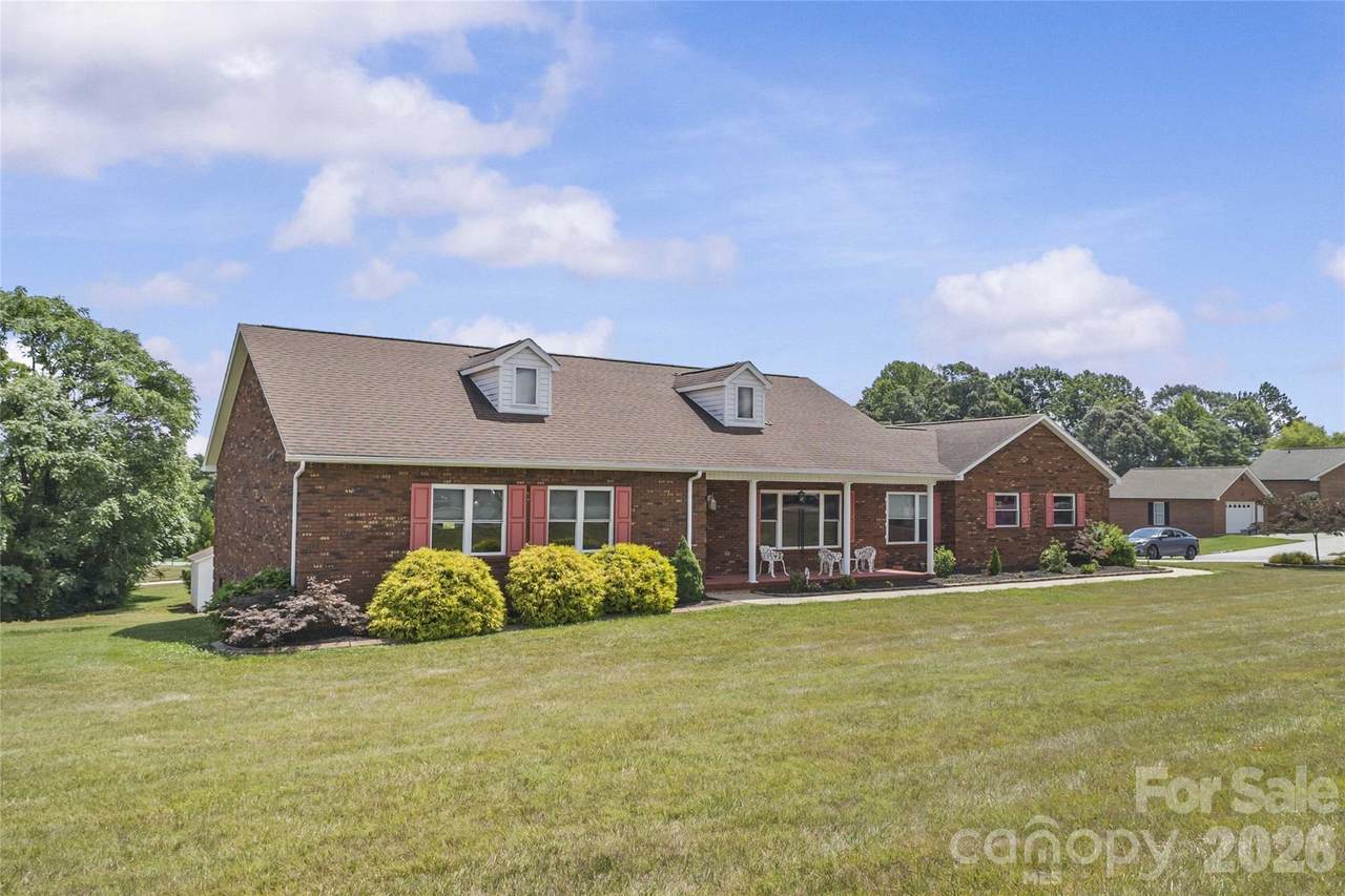 107 Twin Lakes Drive - Photo 1