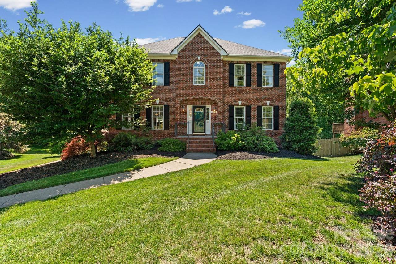 220 Lake Dale Court - Photo 1