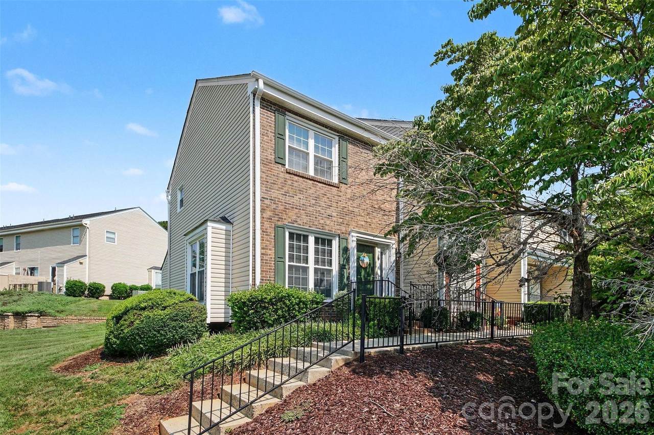 979 Surry Lane - Photo 1